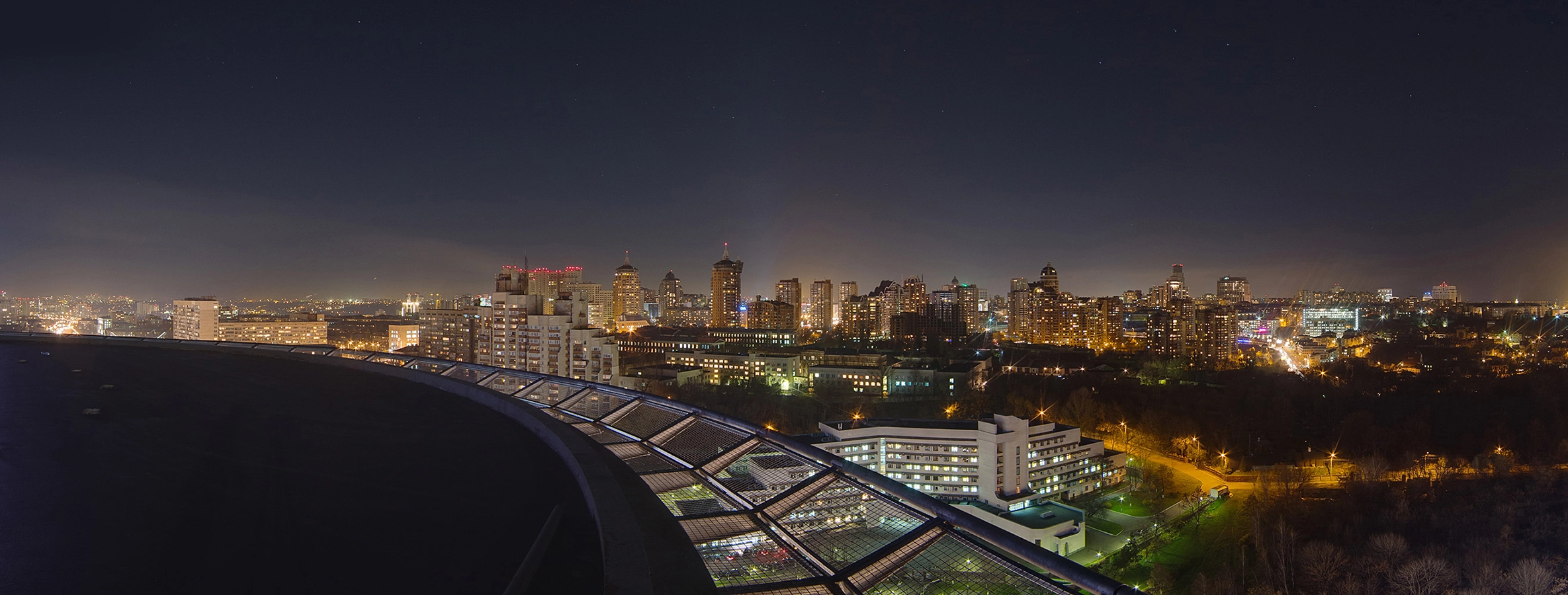 Панорама ночного города из окна